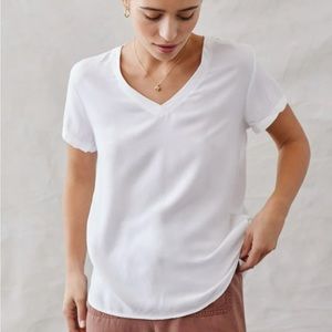 Bella Dahl V-Neck Tee - White. Size medium NWT.